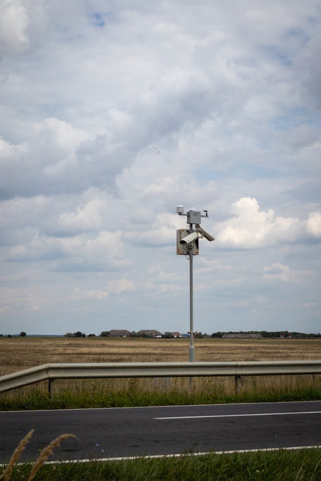 Flitser naast de autobaan