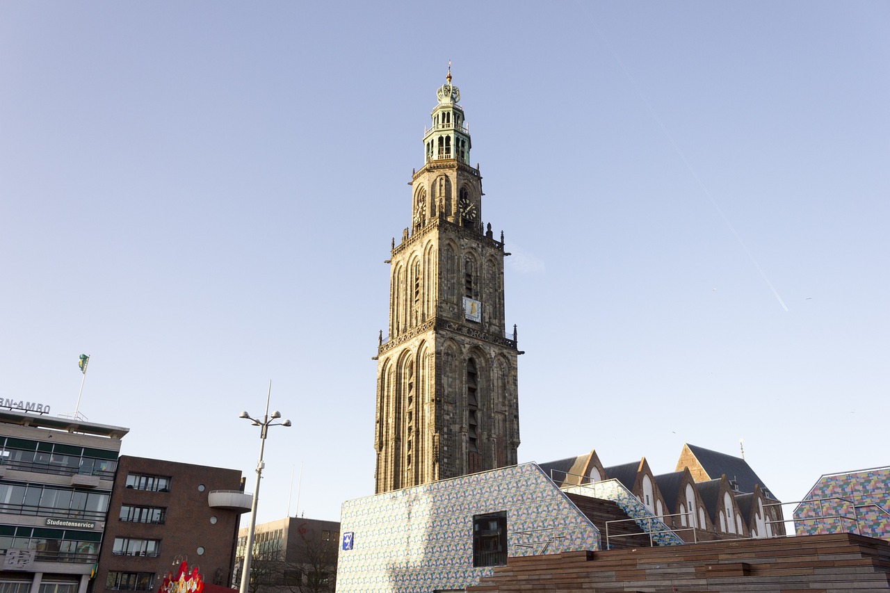 rillende huizen in nachtelijk Groningen tijdens een zware aardbeving Groningen van 3,4.