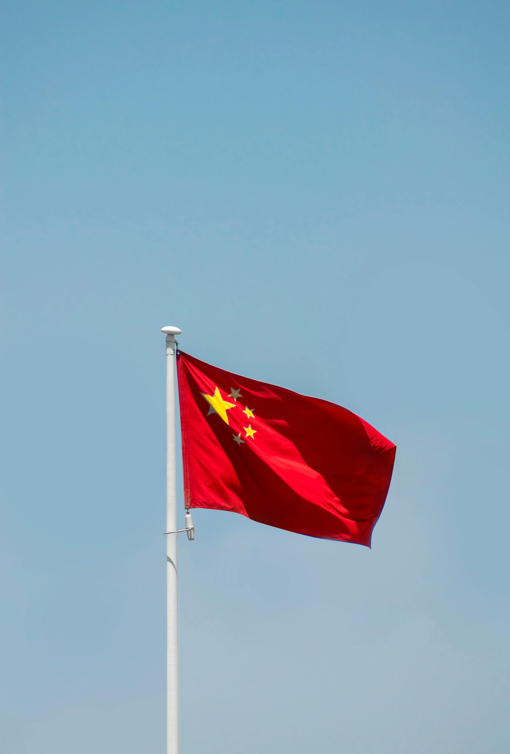 De vlag van China wappert, symbool van het Chinese exportverbod voor chipfabrikant Nexperia.