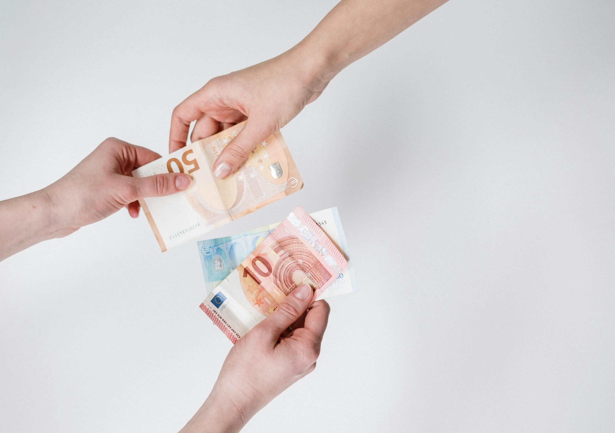 Geld en munten symboliseren de economische impact van arbeidsmigratie in Nederland.