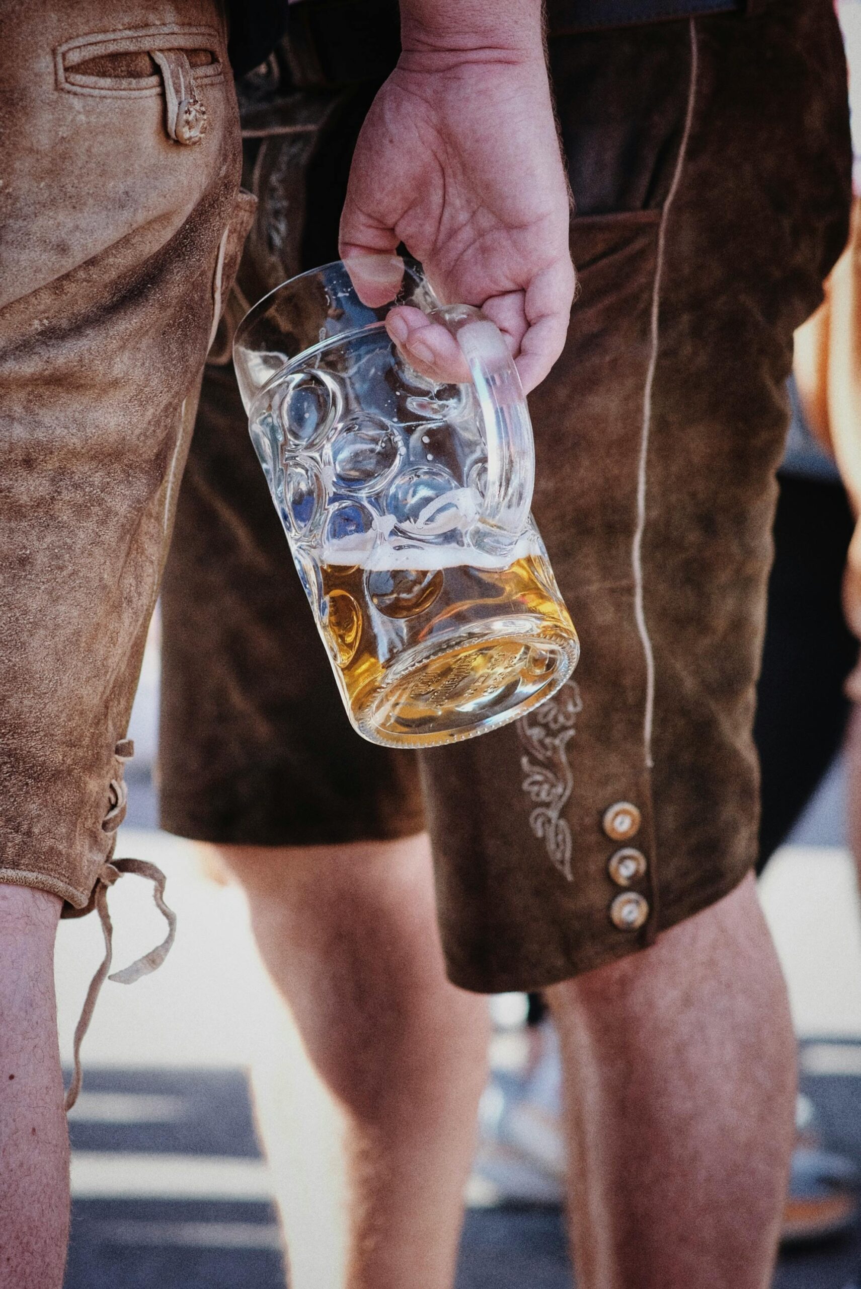 Druk paviljoen tijdens Oktoberfeest Sittard 2025 met feestgangers in traditionele kleding