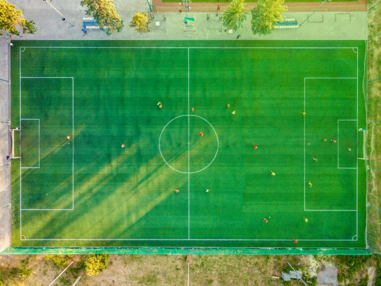 Voebalveld van boven op afgenomen een groen veld