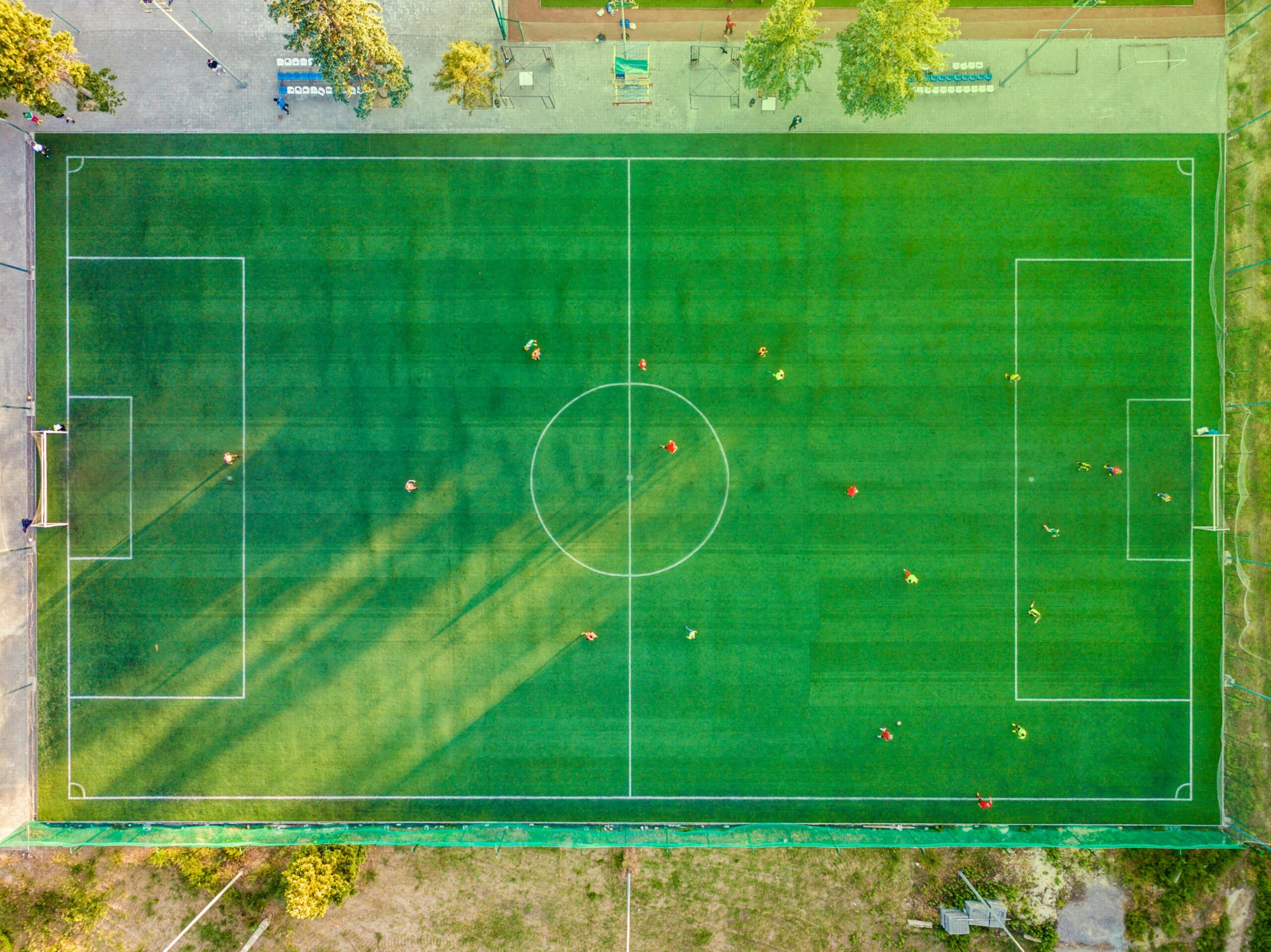 Voebalveld van boven op afgenomen een groen veld