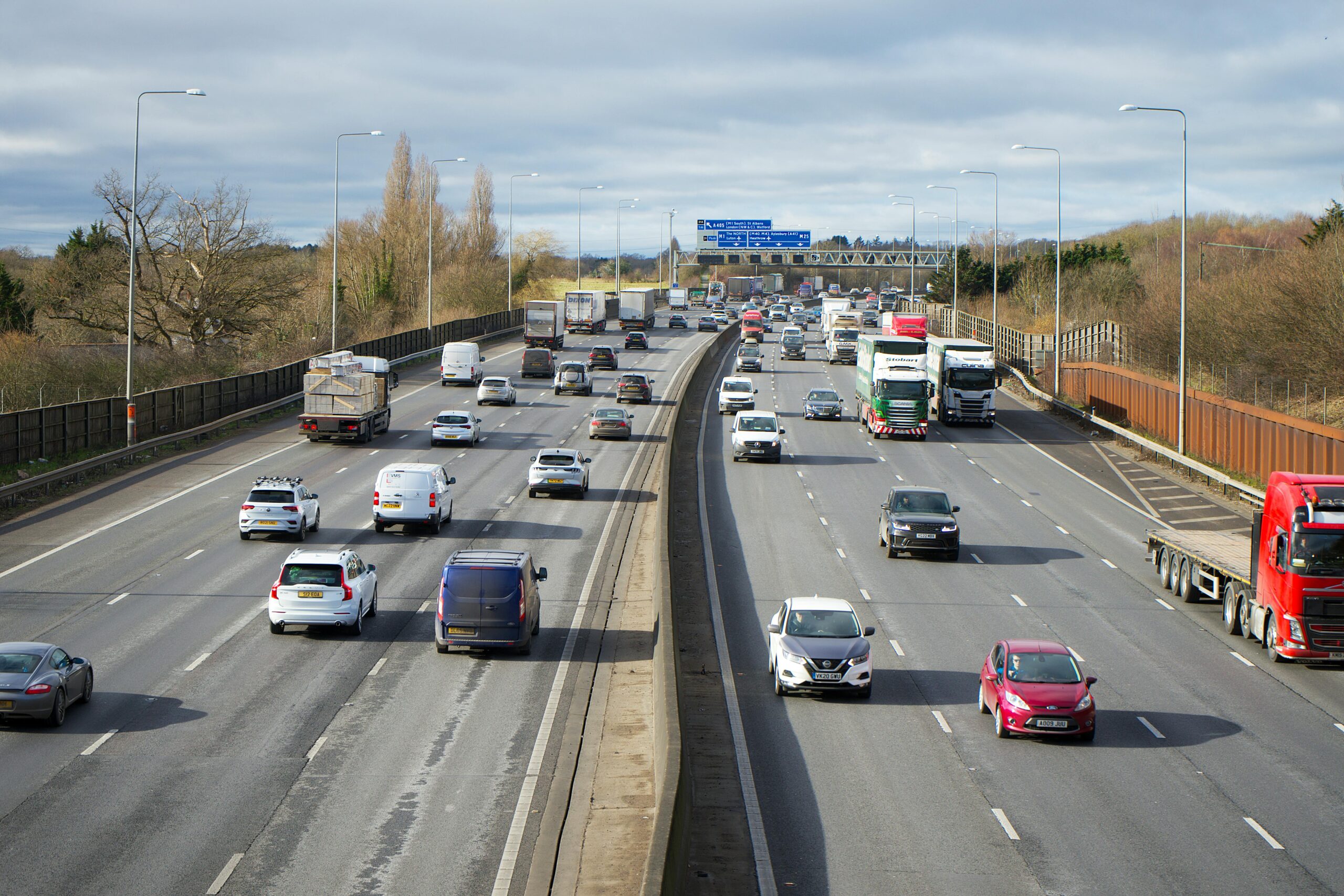 Auto’s op een drukke snelweg, symbool voor discussie over verkeersboetes niet in balans