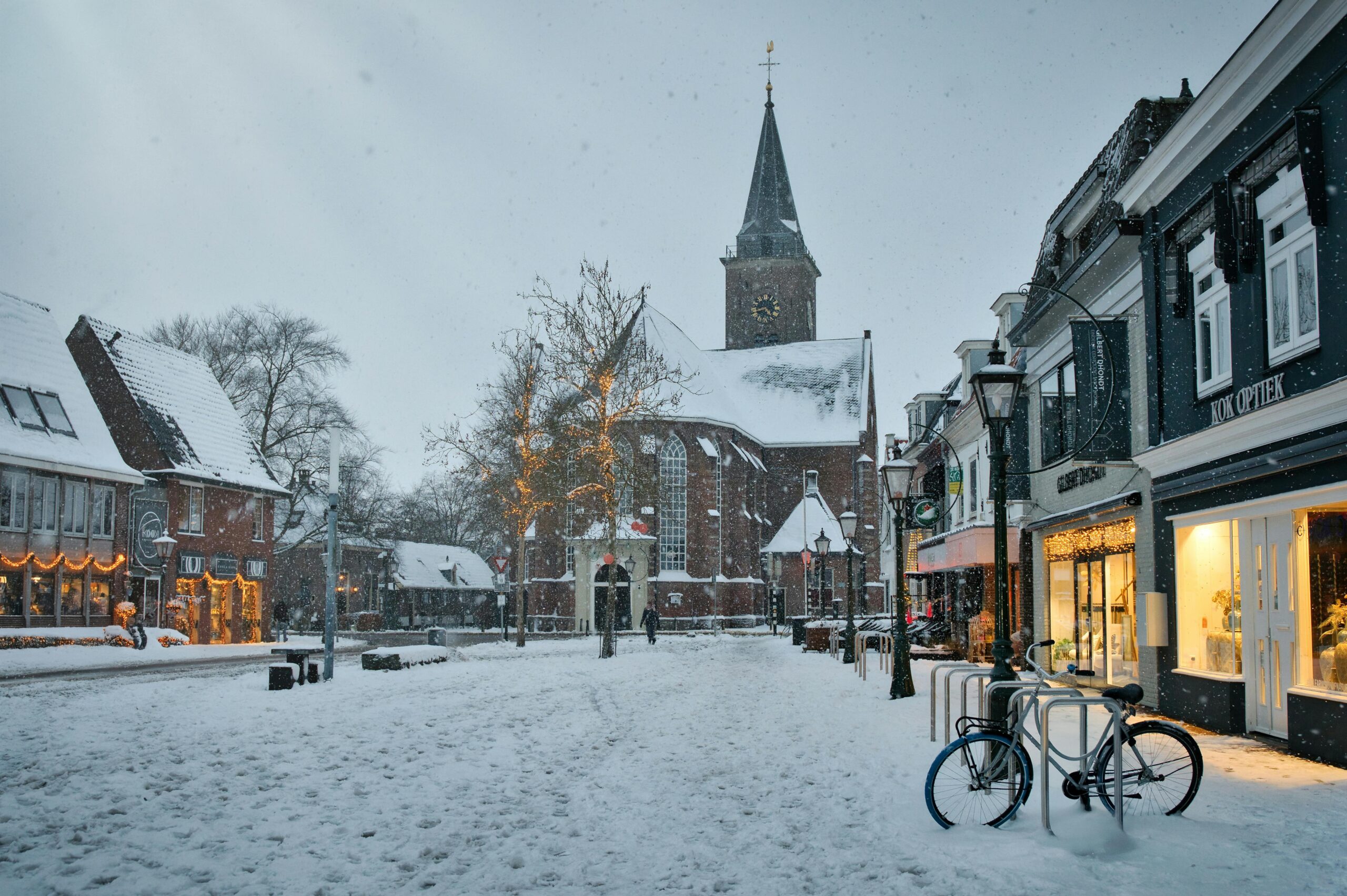 Werknemers wachten thuis tijdens sneeuwstorm, illustratie van gevolgen van onwerkbaar weer UWV.