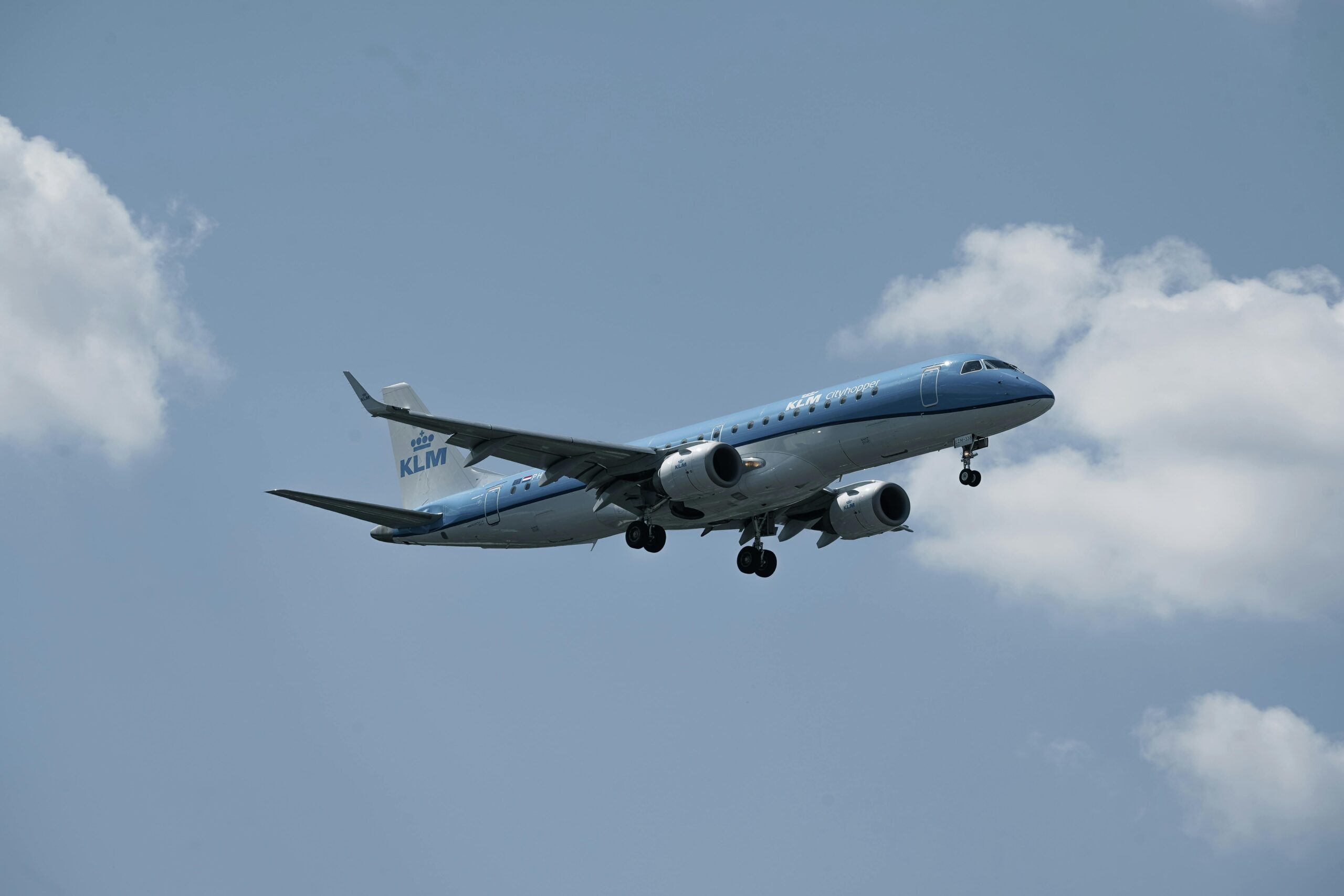 Vliegtuig op startbaan bij Schiphol, passend bij toekomstplannen Schiphol en investeringen in de luchthaven